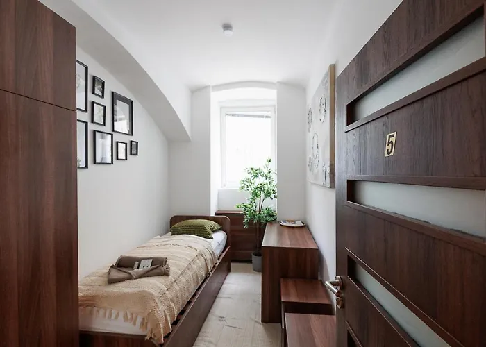 Business Hotel *